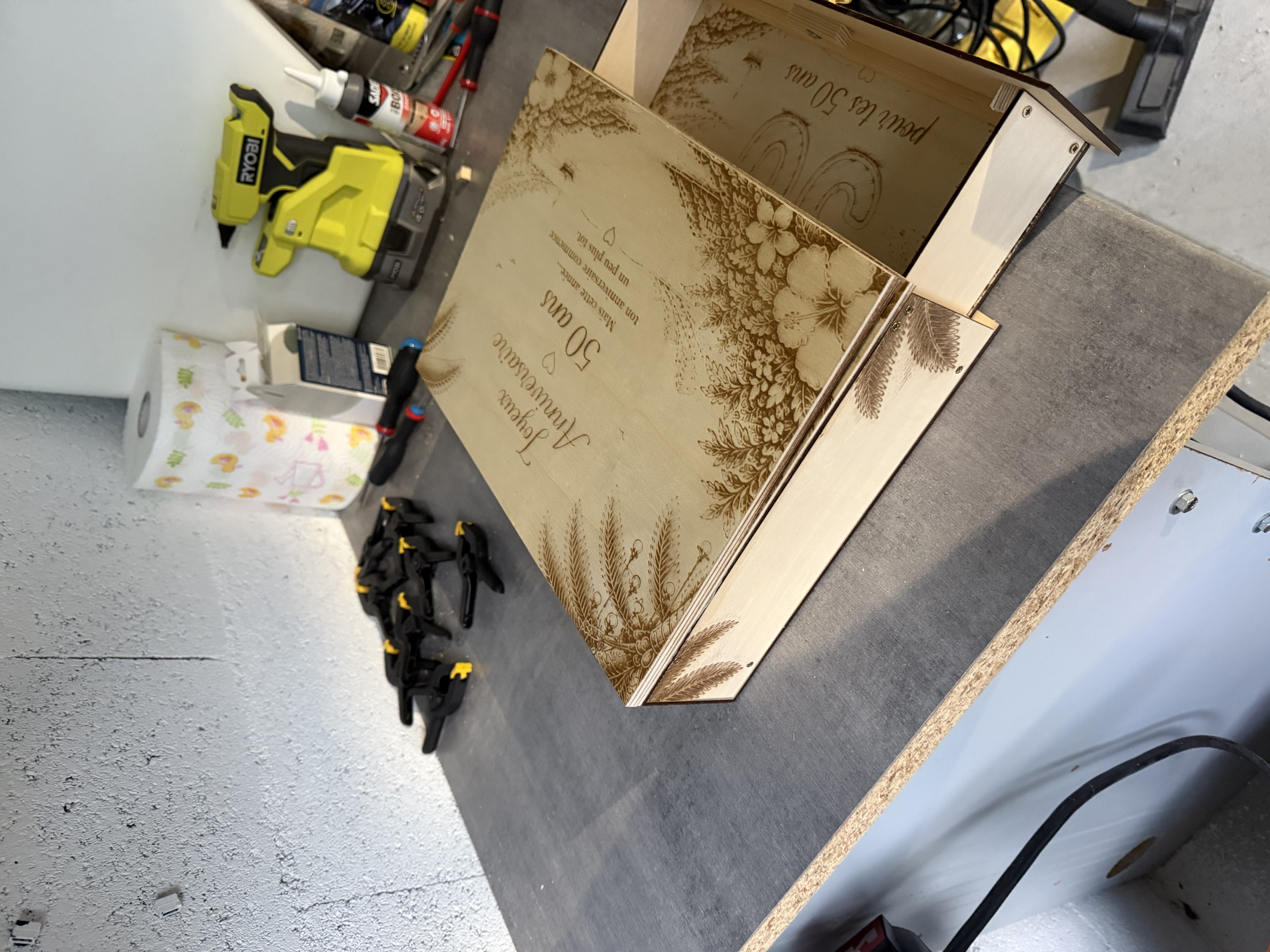 Coffret en bois gravé au laser pour un cinquantième anniversaire, décors floraux détaillés