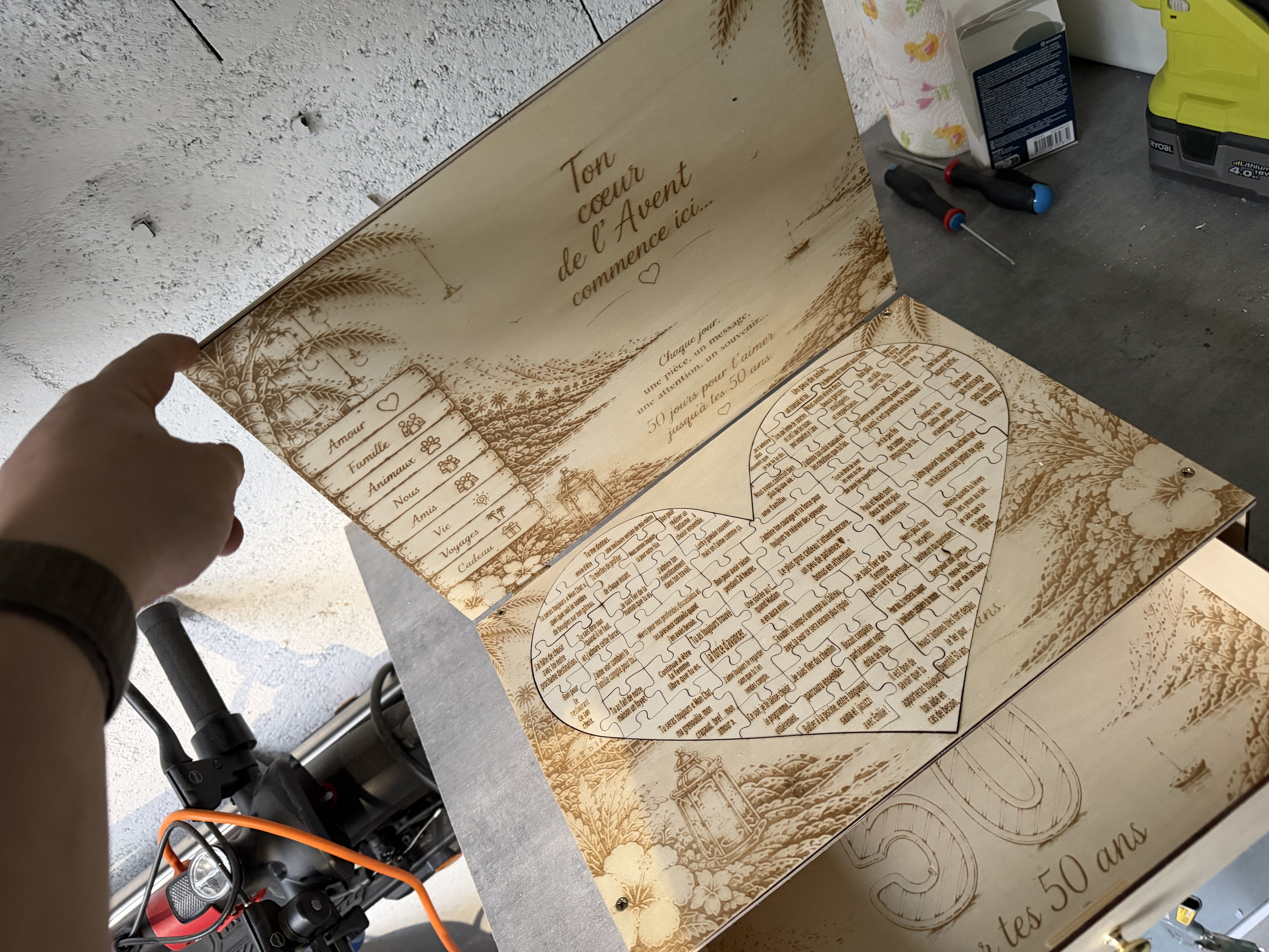 Calendrier de l'avent en bois gravé, thème cœur et messages personnalisés, pour un anniversaire de 50 ans
