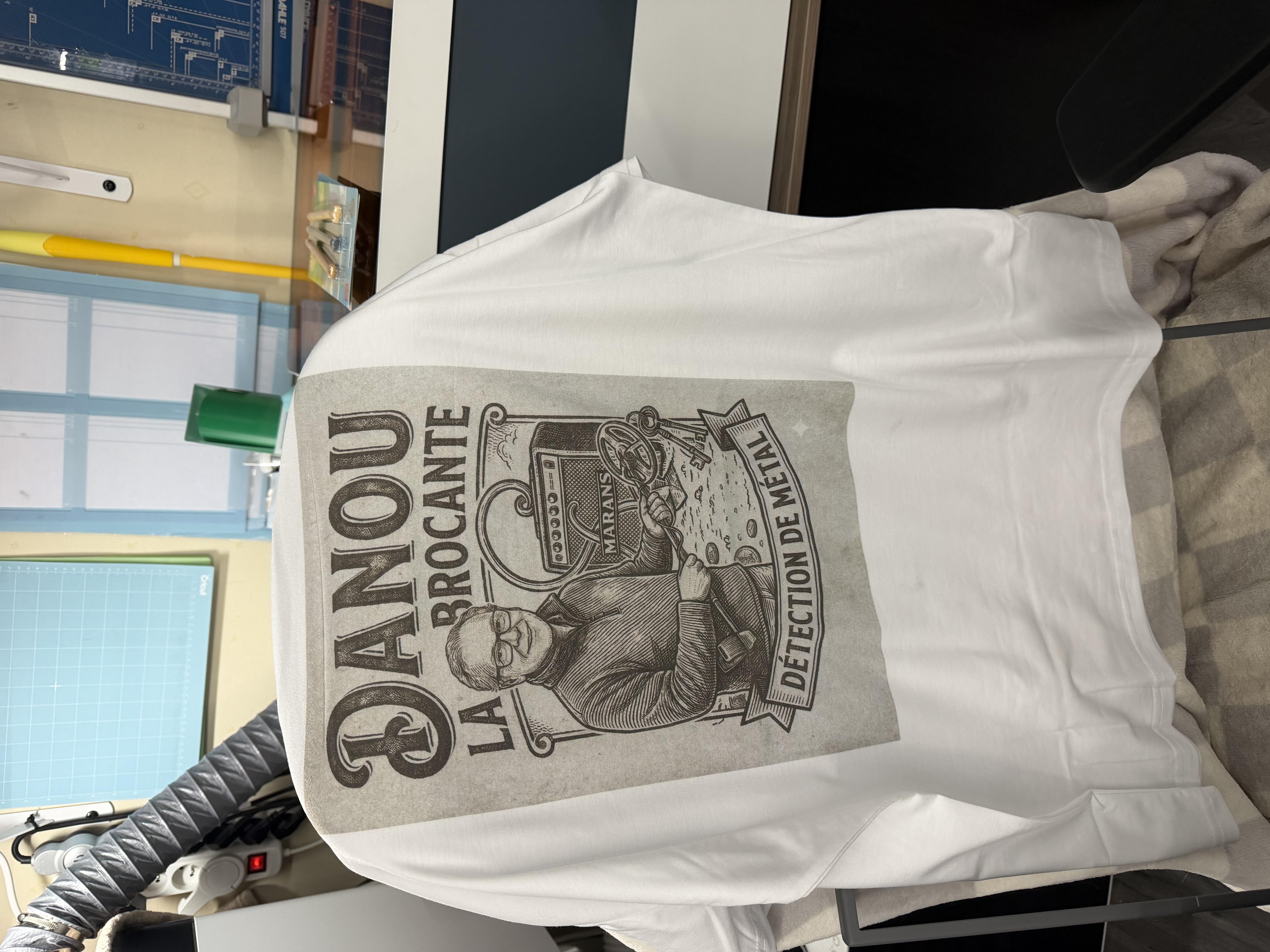 T-shirt blanc personnalisé avec un visuel illustré vintage Danou La Brocante, détection de métal